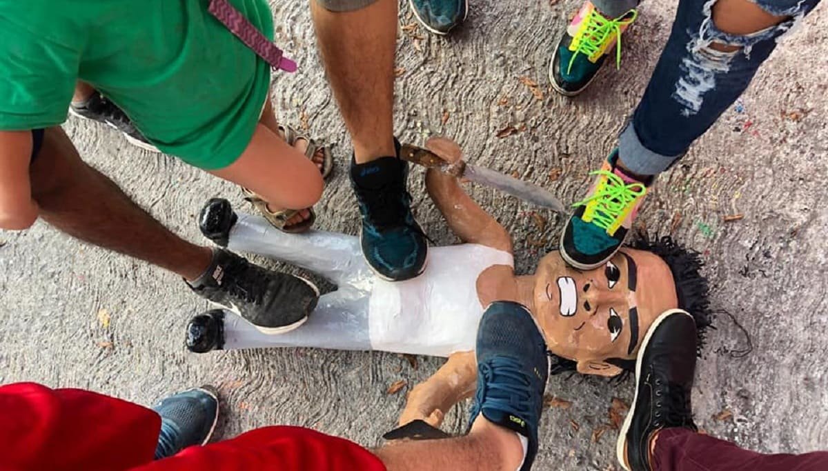 México mágico: Crean piñata del ratero de la combi 1 pinata 1