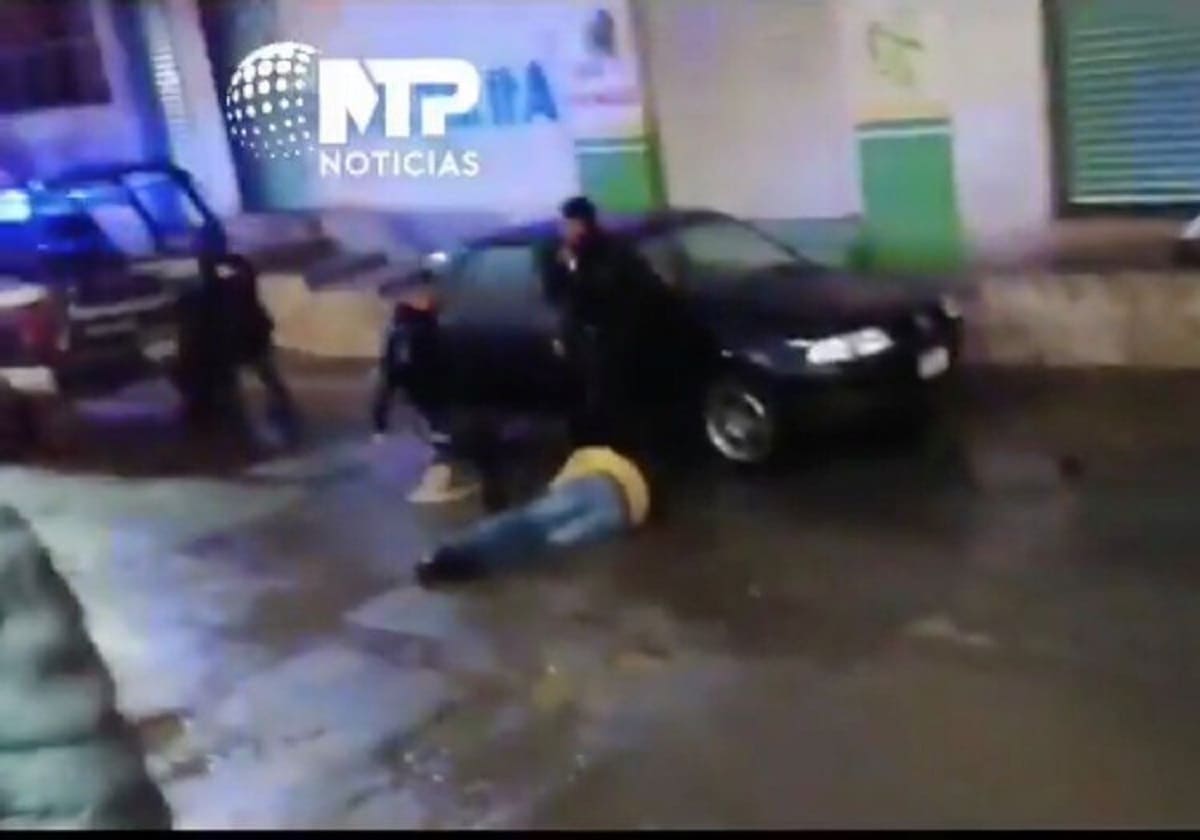 Policías de Amozoc golpean y arrastran a un ebrio que detuvieron 1 policias de amozoc