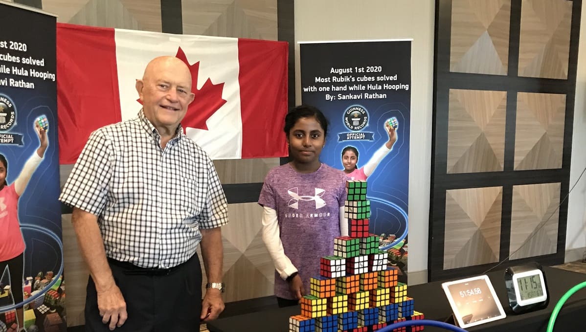 VIDEO: Niña de 11 años arma 30 cubos Rubik con una mano mientras hacía hula-hula en Canadá 1 rubik 1