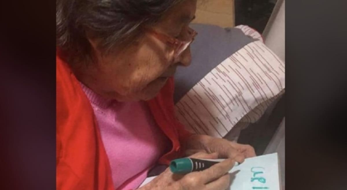 FOTOS: Adultos mayores continúan sus estudios con clases por televisión 1 senora 1