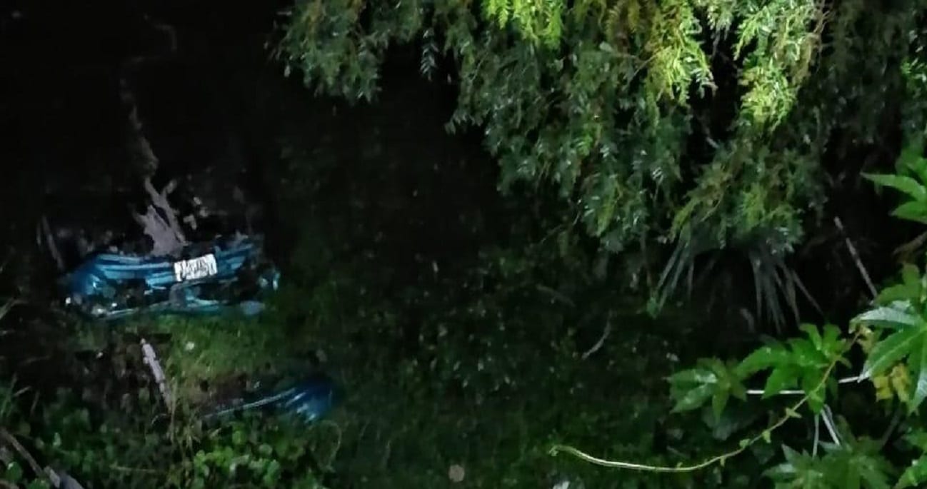 Muere automovilista al caer a un barranco de 20 metros en el Hermanos Serdán 1