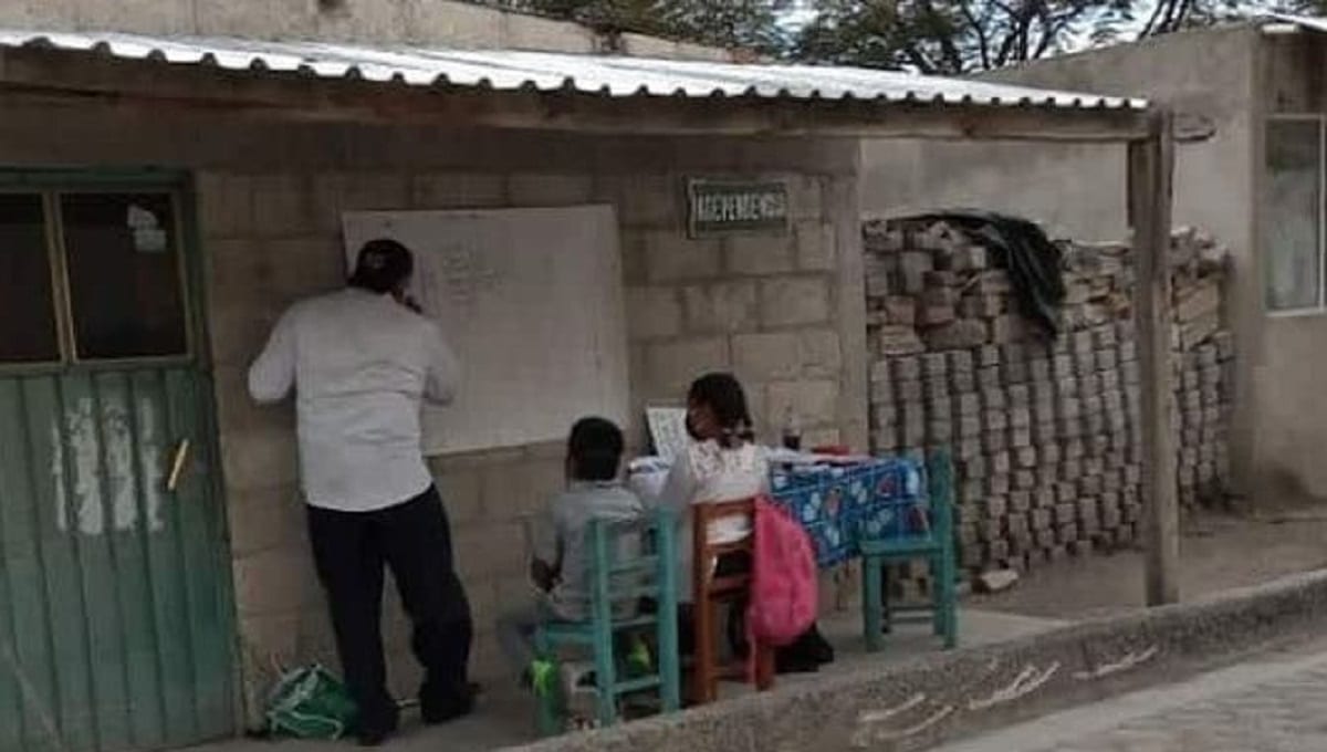 Maestro da clases en la calle a niños de escasos recursos en Tlacotepec 1 tlacotepec