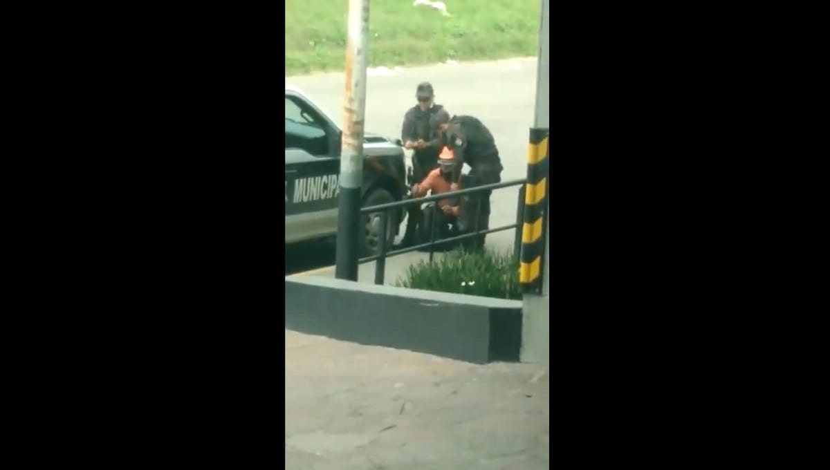 VIDEO: Policías de Tlaquepaque roban dinero de la cartera de un trabajador 1 tlaquepaque