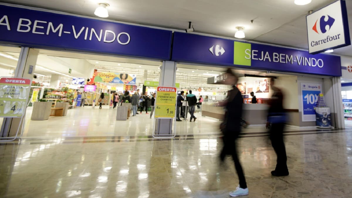 Un hombre muere en un supermercado y cubren el cuerpo con sombrillas en Brasil 1 vindo 1