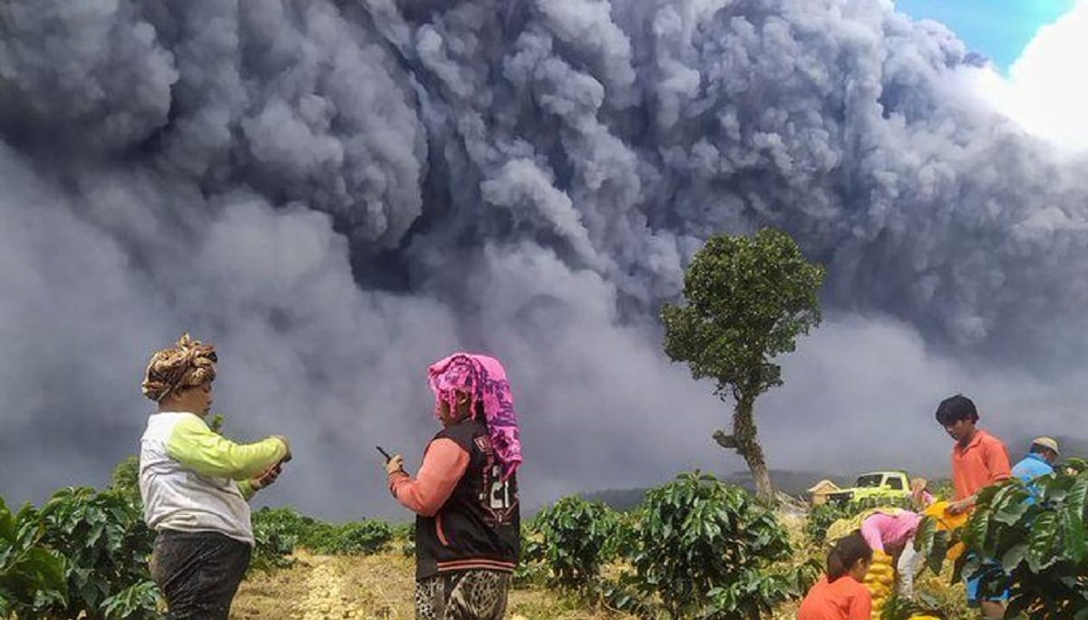 VIDEO: Erupción del volcán Sinabung sumerge en la oscuridad a poblaciones cercanas, en Indonesia 1 volcan