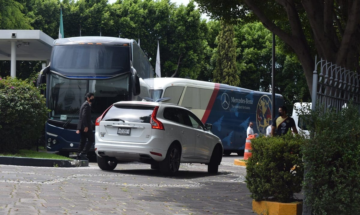 FOTOS: Aficionados del América acuden a hotel de Puebla a buscar la foto con los jugadores 7 Aficonados del America Puebla 2