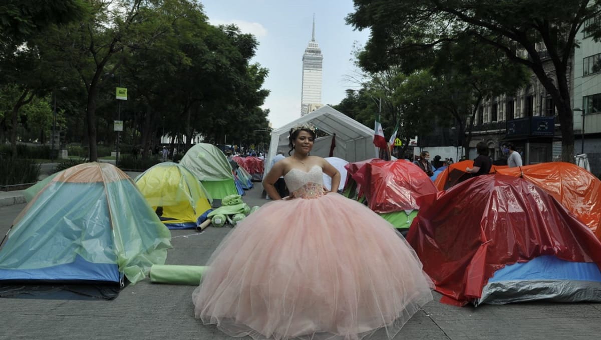Quinceañera aprovecha mitin de Frena para su sesión de fotos 1 Eio3nP9UMAERklU 1