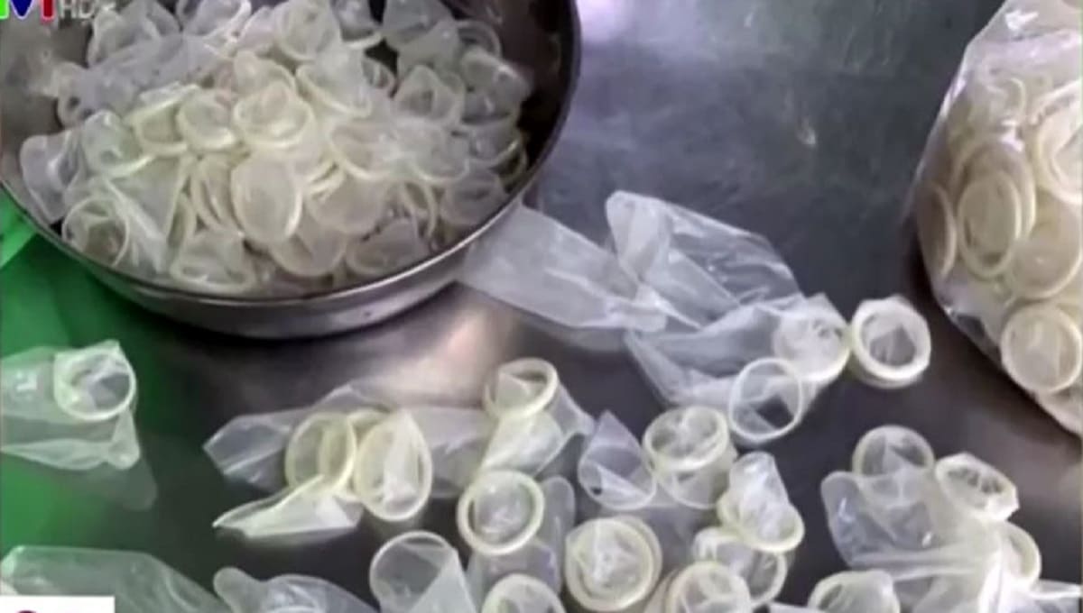 Encuentran almacén donde limpiaban condones para revenderlos 1 EisXChMXYAEwiax 1