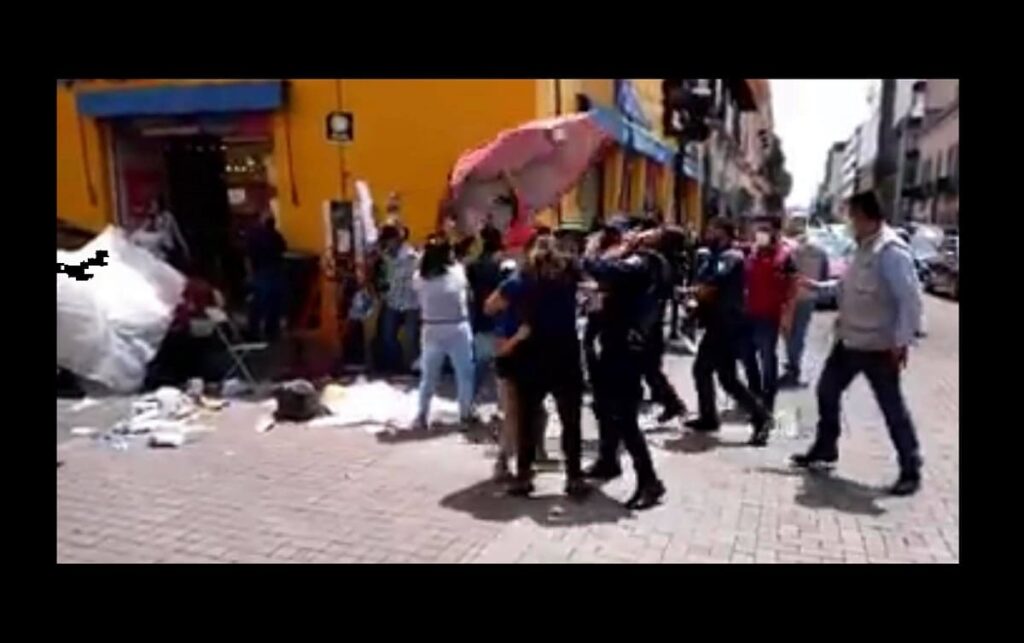 Pelea ambulantes policias de Puebla