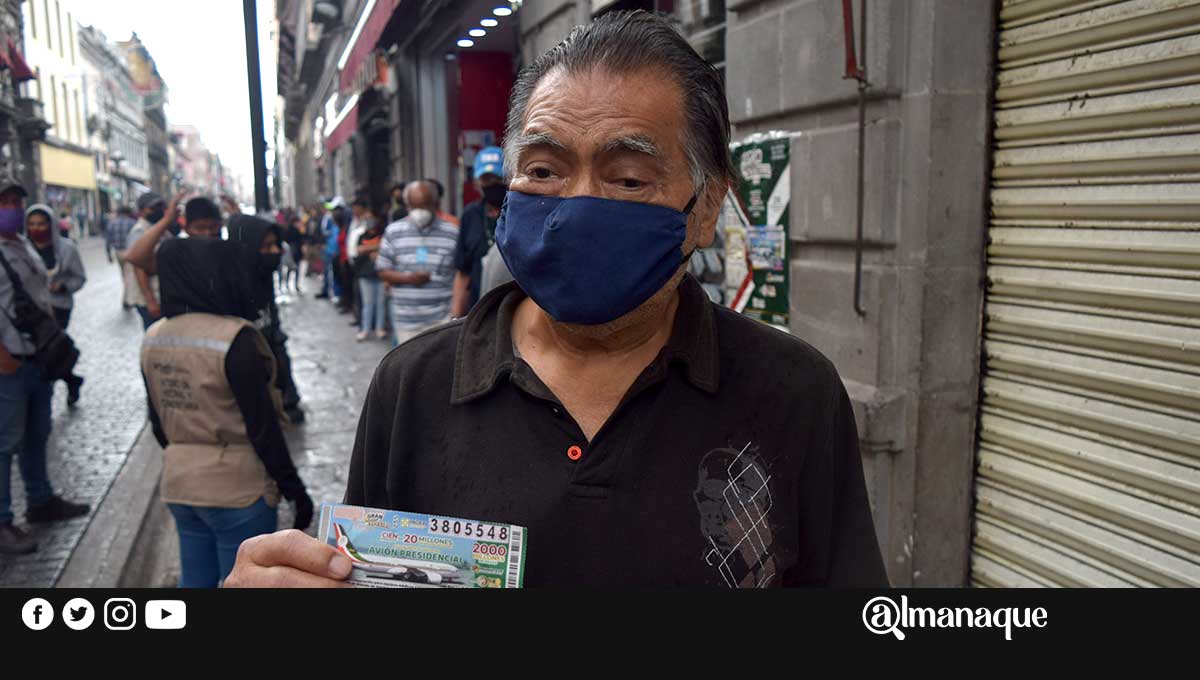 VIDEO/FOTOS: Poblanos hacen filas para comprar “cachitos” de la rifa del Avión Presidencial 19 Poblanos hacen filas para comprar cachito amlo