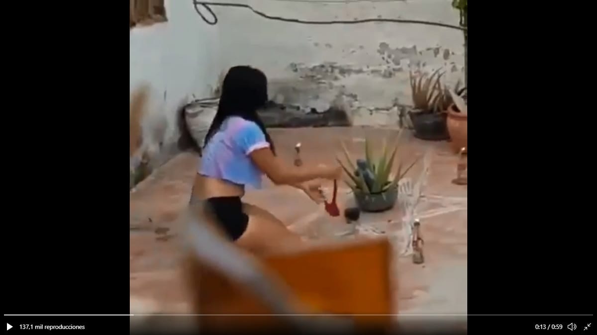 VIDEO: Captan a joven haciendo "agua de calzón" en el patio de su casa 1 agua de calzon