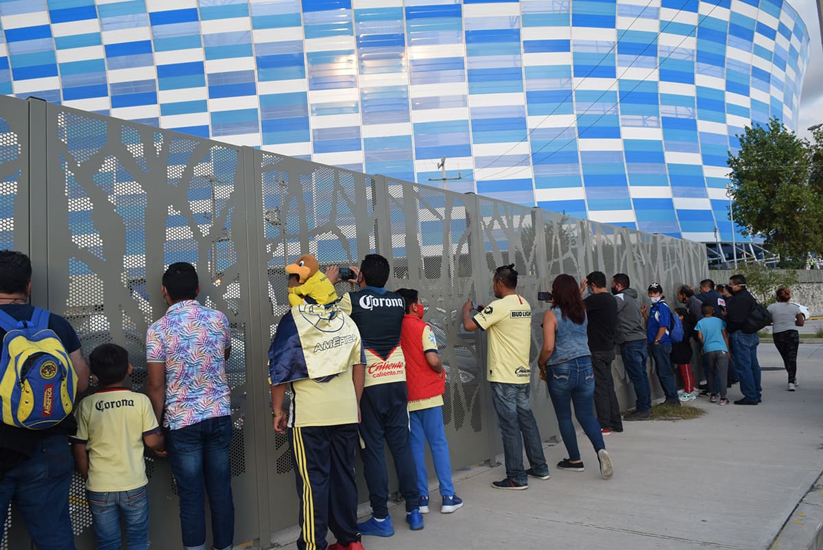 FOTOS: Afición del América se olvida de la sana distancia y acude al estadio Cuauhtémoc 13 america puebla 7