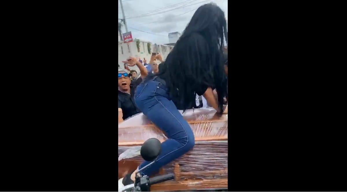 VIDEO: Una mujer “perrea” sobre el ataúd de su esposo; fue su último deseo 1 aprueban buzon para abandonar bebes high 1
