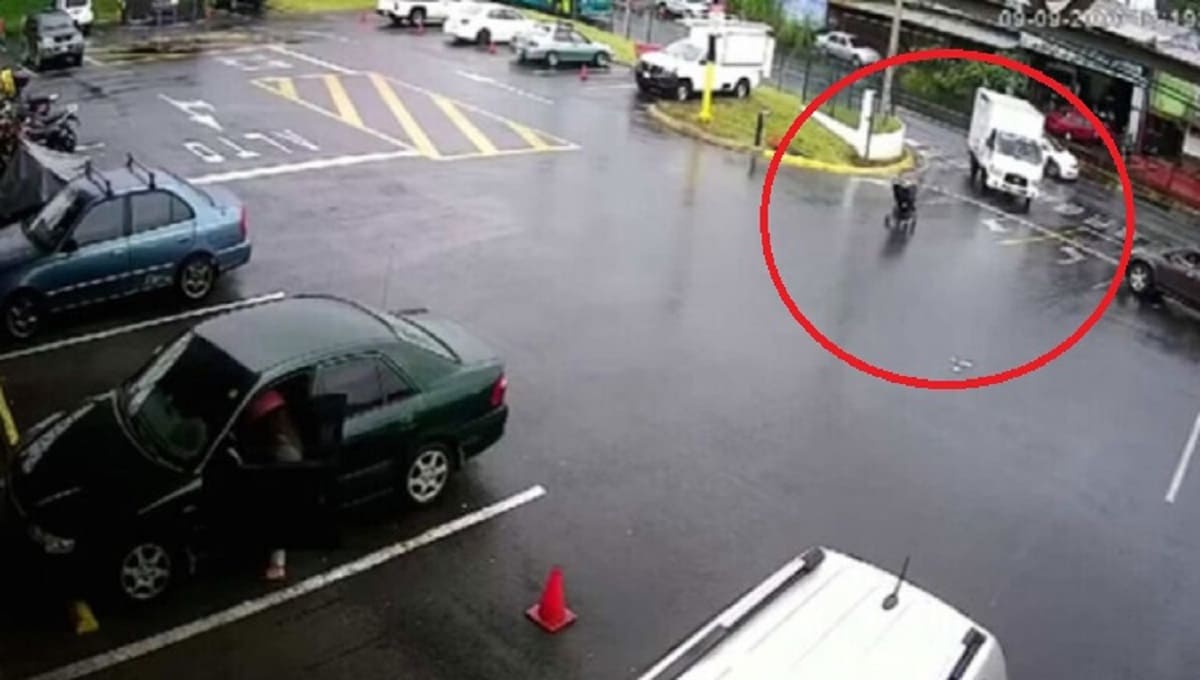 VIDEO: Mamá descuida la carreola de su bebé y casi es atropellado 1 bebe carreola 1