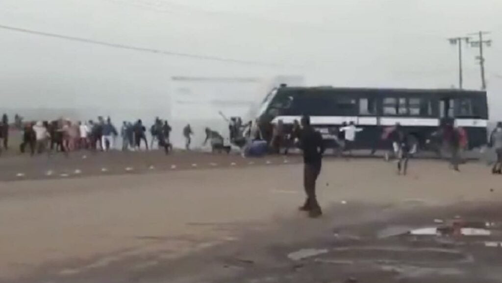 camion policia michoacan normalistas 1110x581 1