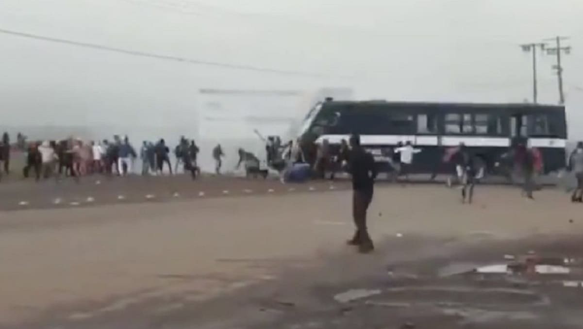 VIDEO: Camión de la policía atropella a normalistas en Michoacán 1 camion policia michoacan normalistas 1110x581 1