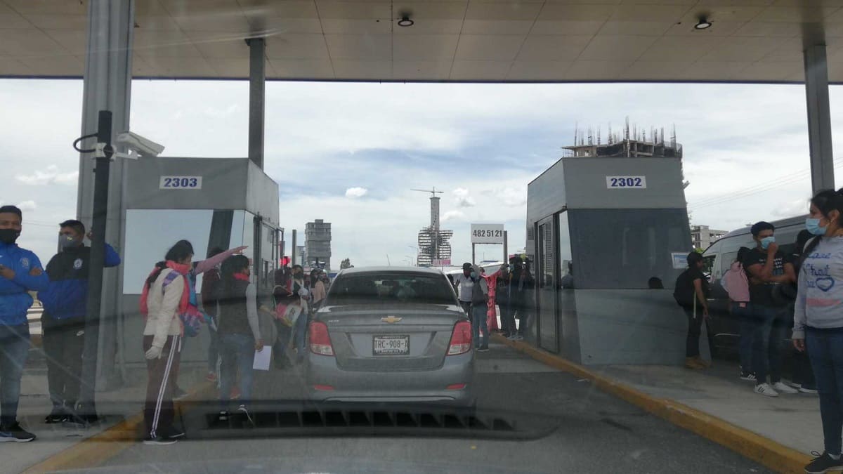 VIDEO: Estudiantes de Tlaxcala bloquean la caseta a Atlixco y cobran 50 pesos de peaje 3 caseta 1