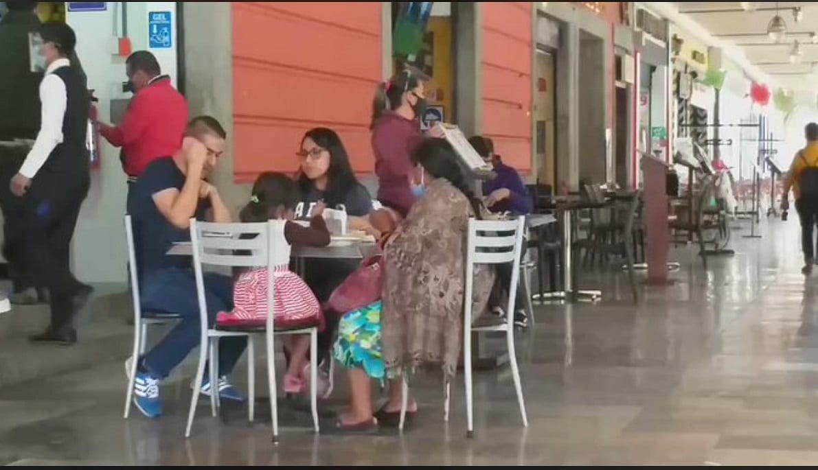 VIDEO: Turistas invitan a comer a abuelita y a su nieta en el zócalo de Puebla 1 centro