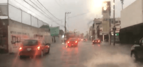Fuerte lluvia provoca inundaciones en Puebla este sábado 1 descarga