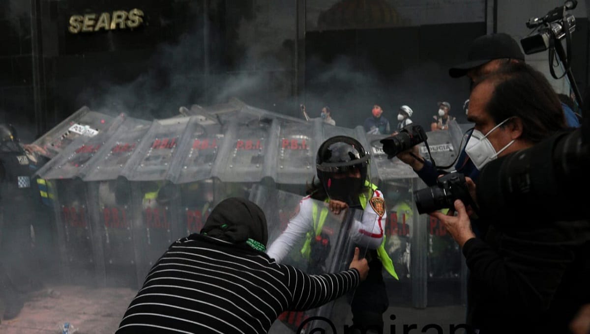 Marcha del 28-S para exigir la legalización del aborto termina con 56 mujeres heridas en la CDMX 1 femistas
