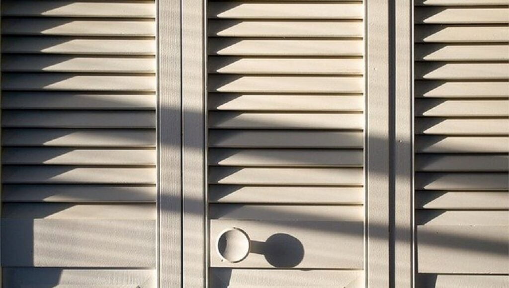 hombre anos vivio armario novia