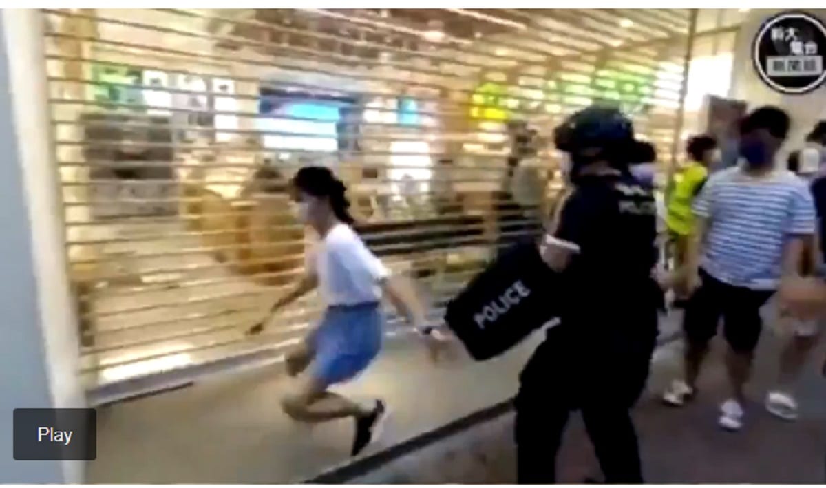 Golpean y arrestan a una niña de 12 años que salió a comprar útiles durante protestas en Hong Kong 3 hongk