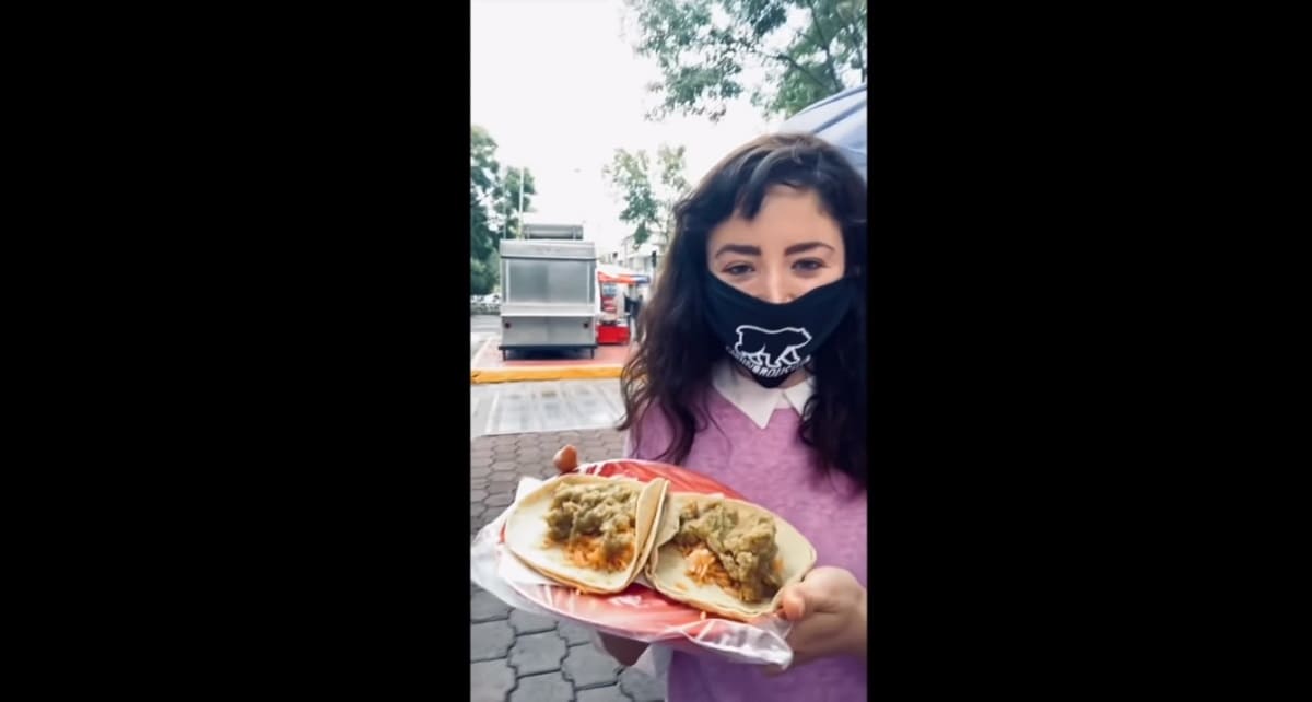 VIDEO: #Lady3Pesos come tacos de chicharrón en salsa verde en la calle 1 lady3pesos 1