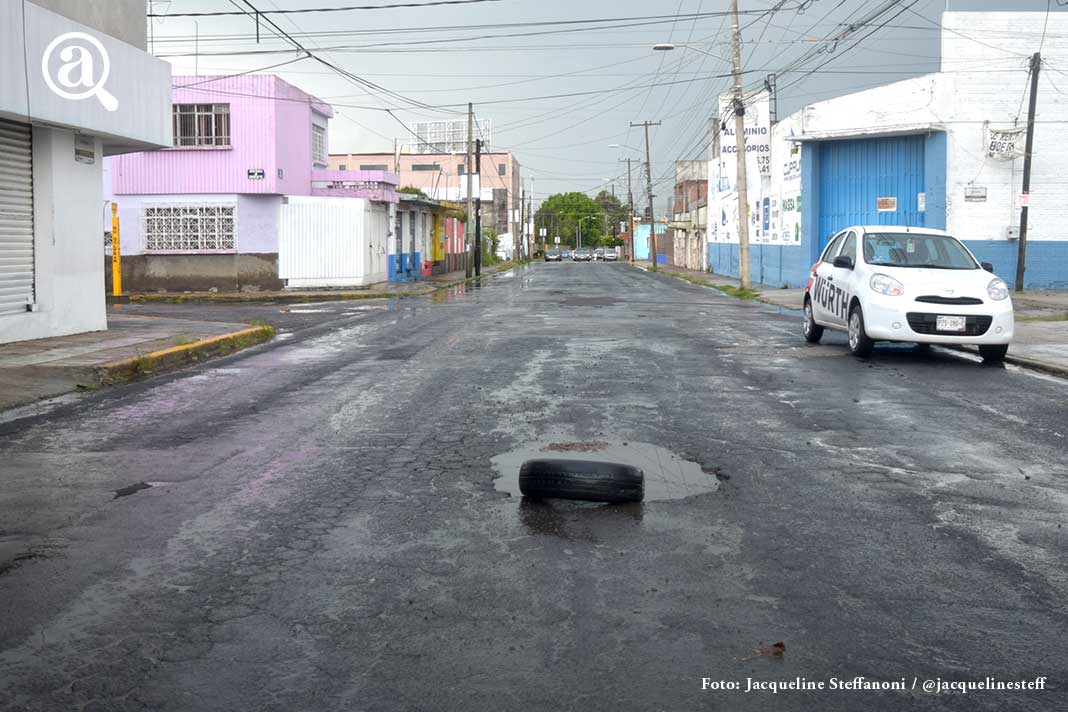 Con llantas tapan baches en Puebla; Ayuntamiento ignora quejas ciudadana 10 llanta2