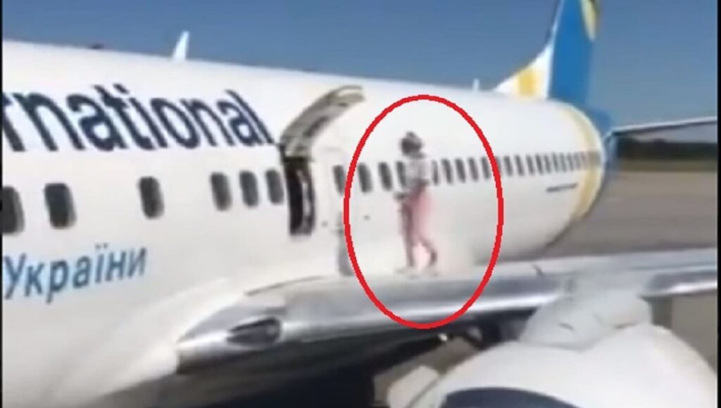 mujer camina en ala 1