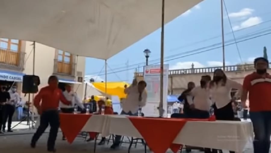 VIDEO: Atacan a huevazos a Fernández Noroña en Hidalgo 3 norona