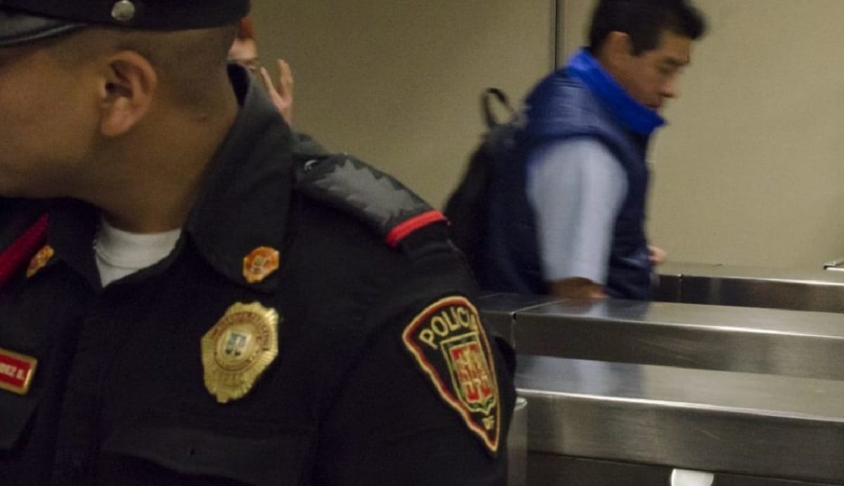 Policías de CDMX quitan tlacoyos a mujeres que entregaban pedido en el Metro 1 pol