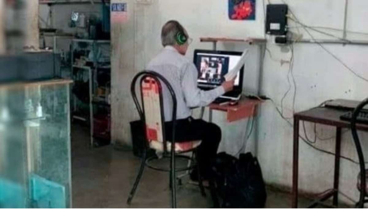 Profesor da clases desde un ciber en Tehuacán y se vuelve viral 1 profe