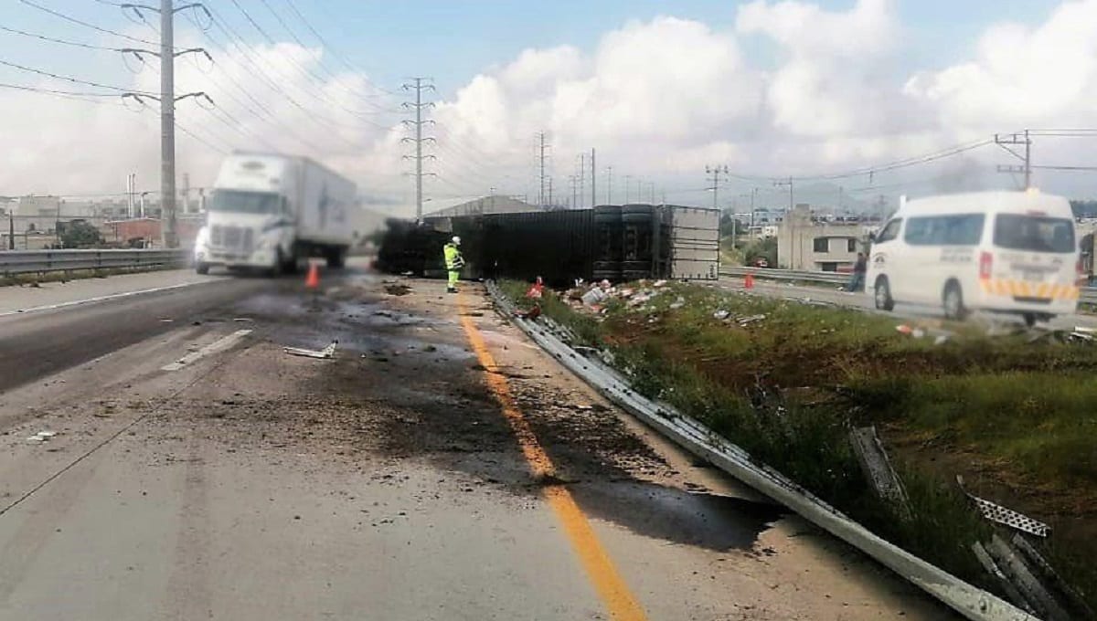 Vuelca tráiler en San Martín Texmelucan; aprovechan para hacer rapiña 3 rapina