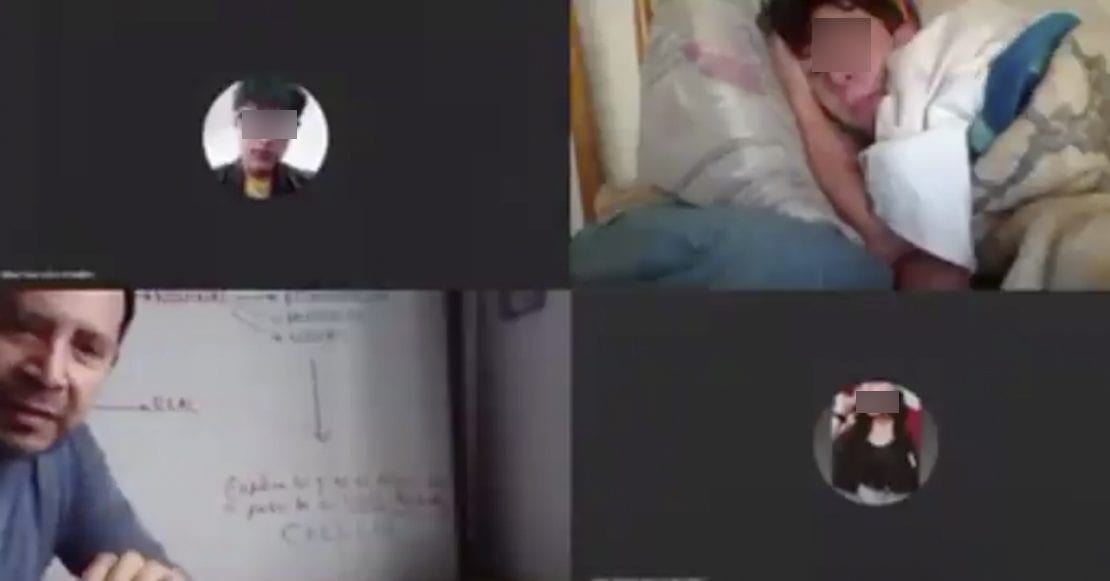 Maestro sorprende a alumno tomando clases acostado en cama 1 sebastian alumno captado tomando clases acostado cama reaccion profesor 1110x581 1