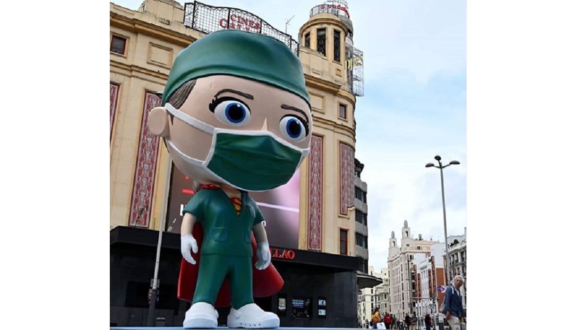 España homenajea al personal médico con escultura gigante de ‘Supersanitaria’ 1 supersanitaria