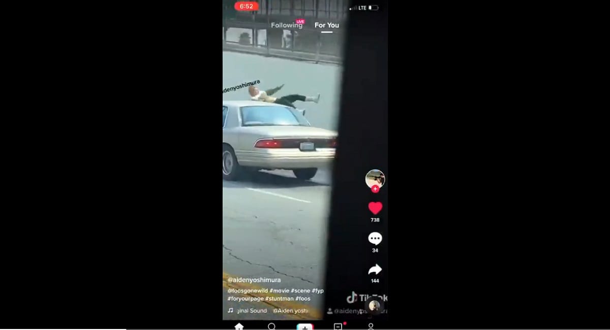 VIDEO: Se avienta a un auto para que la atropellara tras discutir con su pareja 1