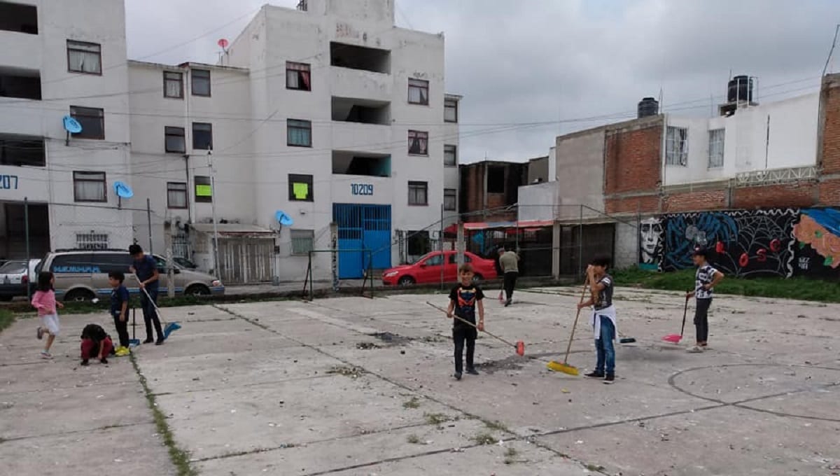 Niños ponen el ejemplo en Villa Frontera; barren basura de cohetes 5 villaf