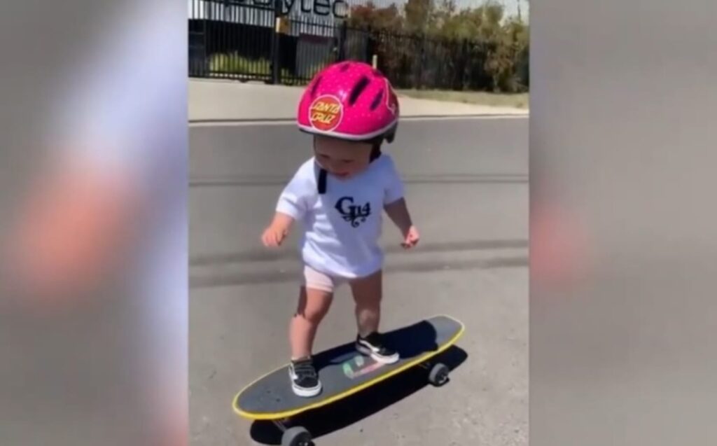 BEBBE EN PATINETA
