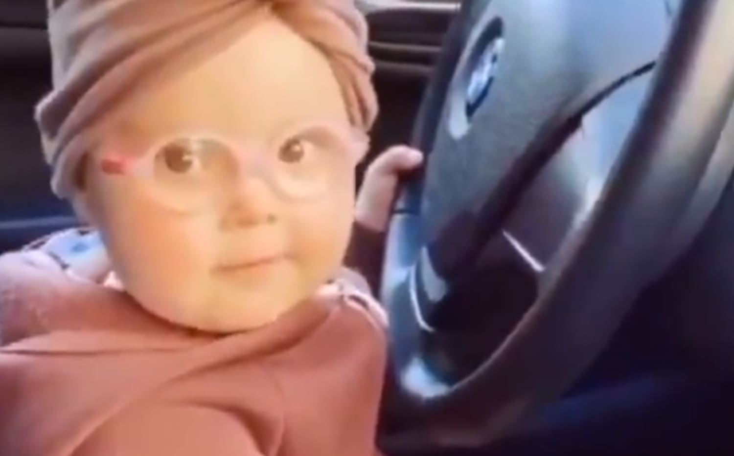 BEBE BAILA AL RITMO DE MUSICA 1