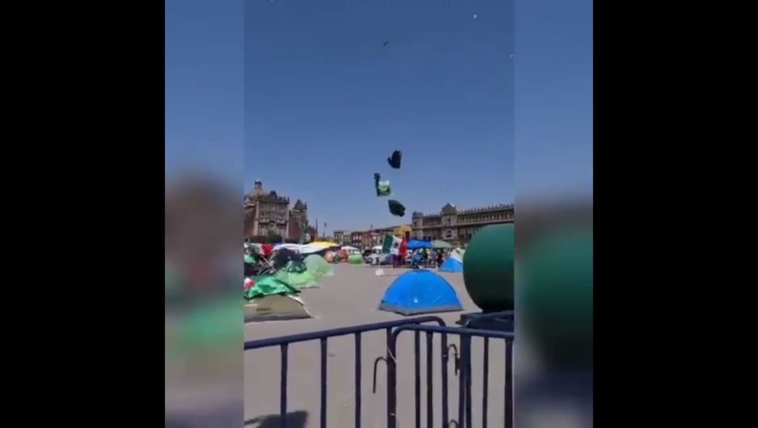 VIDEO: Vuelan casas de acampar de FRENAAA en CDMX 1 CASA DE CAMPANA VUELAN FRENA CIUDAD DE MEXICO