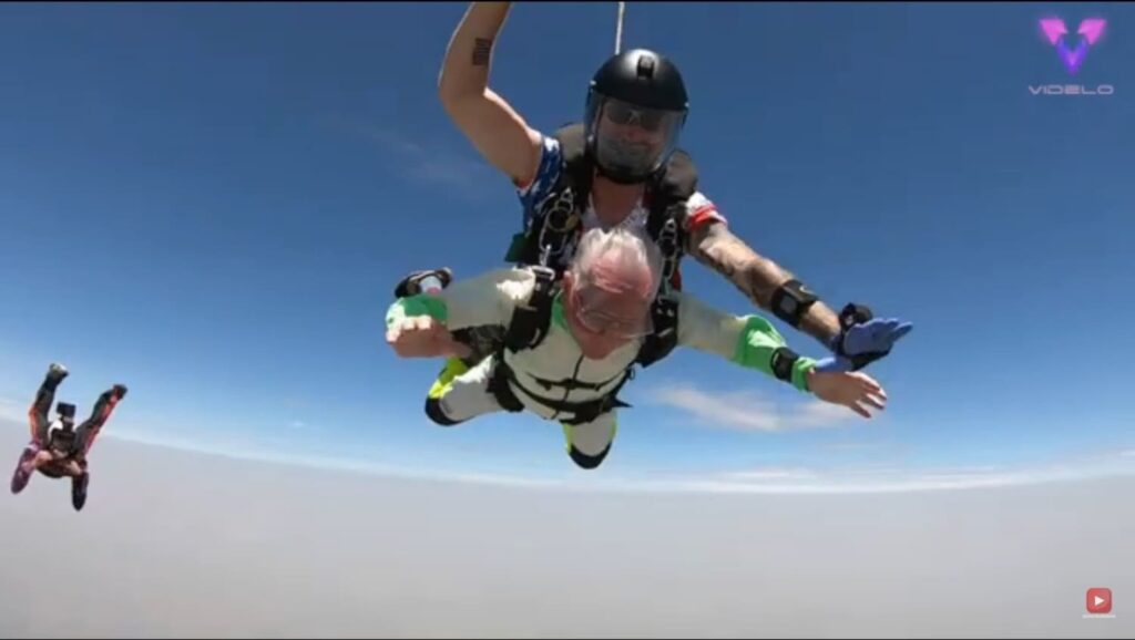 HOMBRE DE LA TERCERA EDAD SE LANZA DE PARACAIDAS