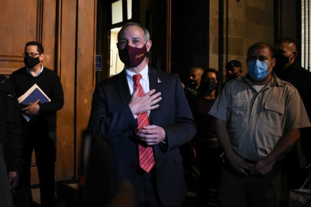 Lopez Gatel tras serenata