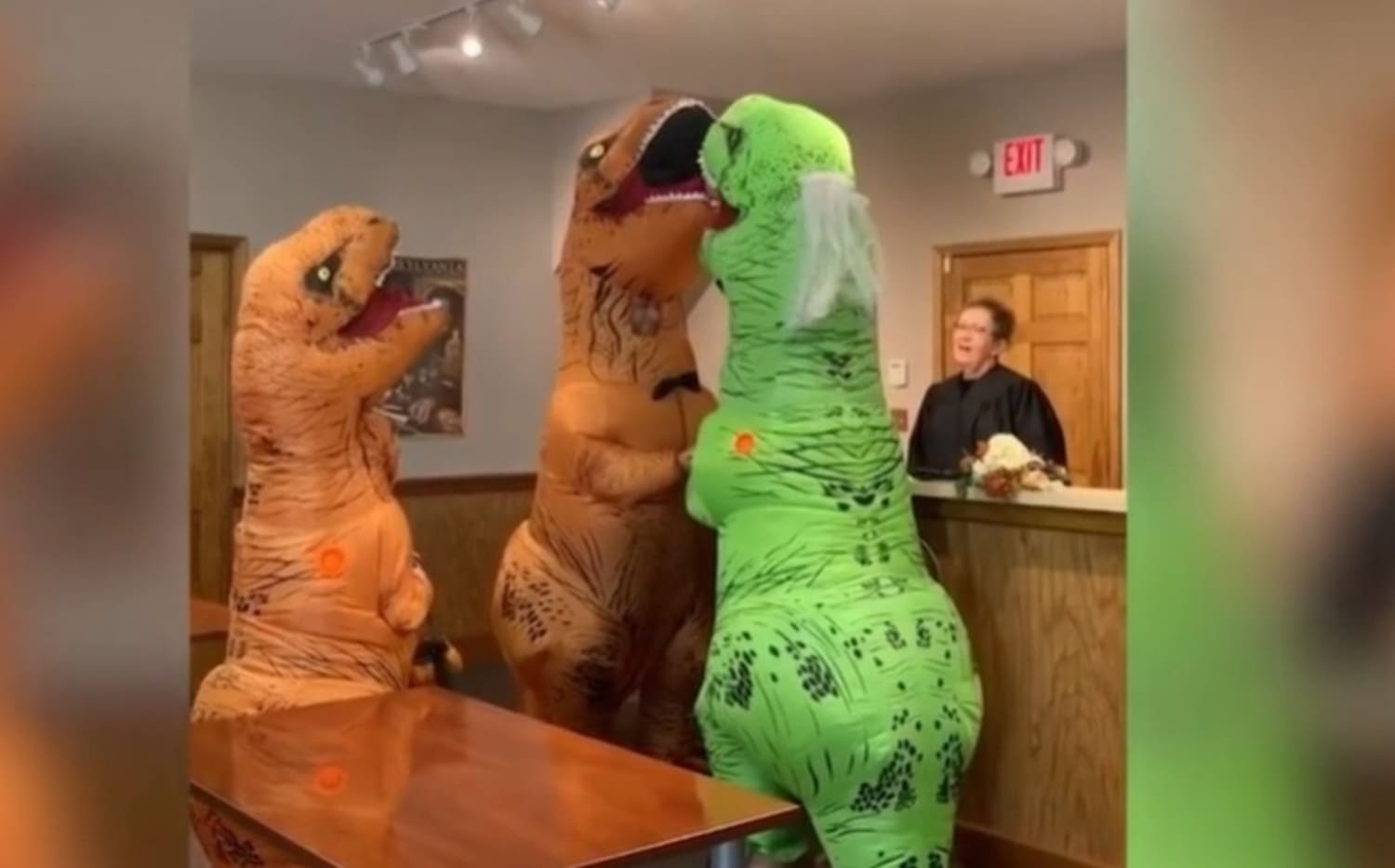 VIDEO: Novios se casan disfrazados de dinosaurio 1 NOVIOS DISFAZADOS DE DUNOSAURIO