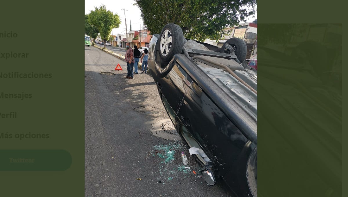 Poblano vuelca su auto por esquivar un bache en la 24 Sur 1 Vap Fabricio y Rosa Maria N 1