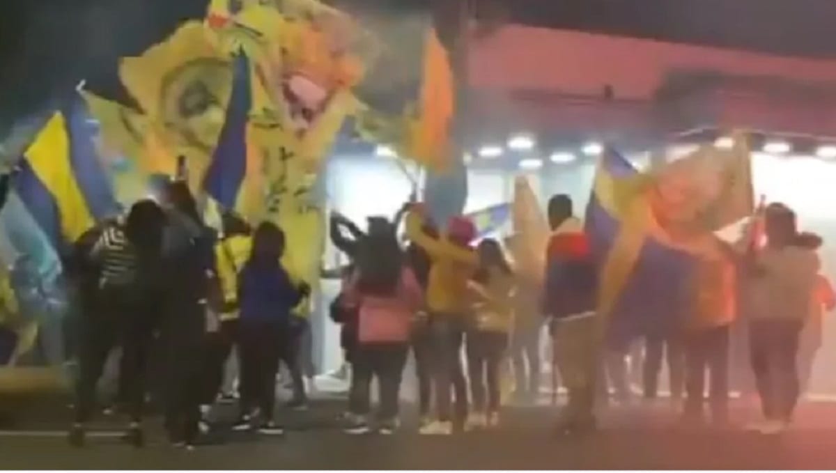 Sin sana distancia, 100 aficionados del América festejan su 104 aniversario 1 america