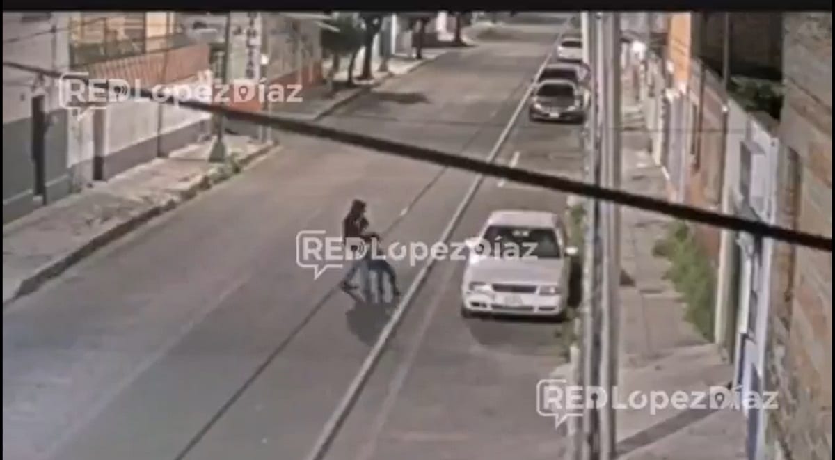 VIDEO: Así fue asaltada un mujer mientras caminaba por la calle en Puebla 1 asalto