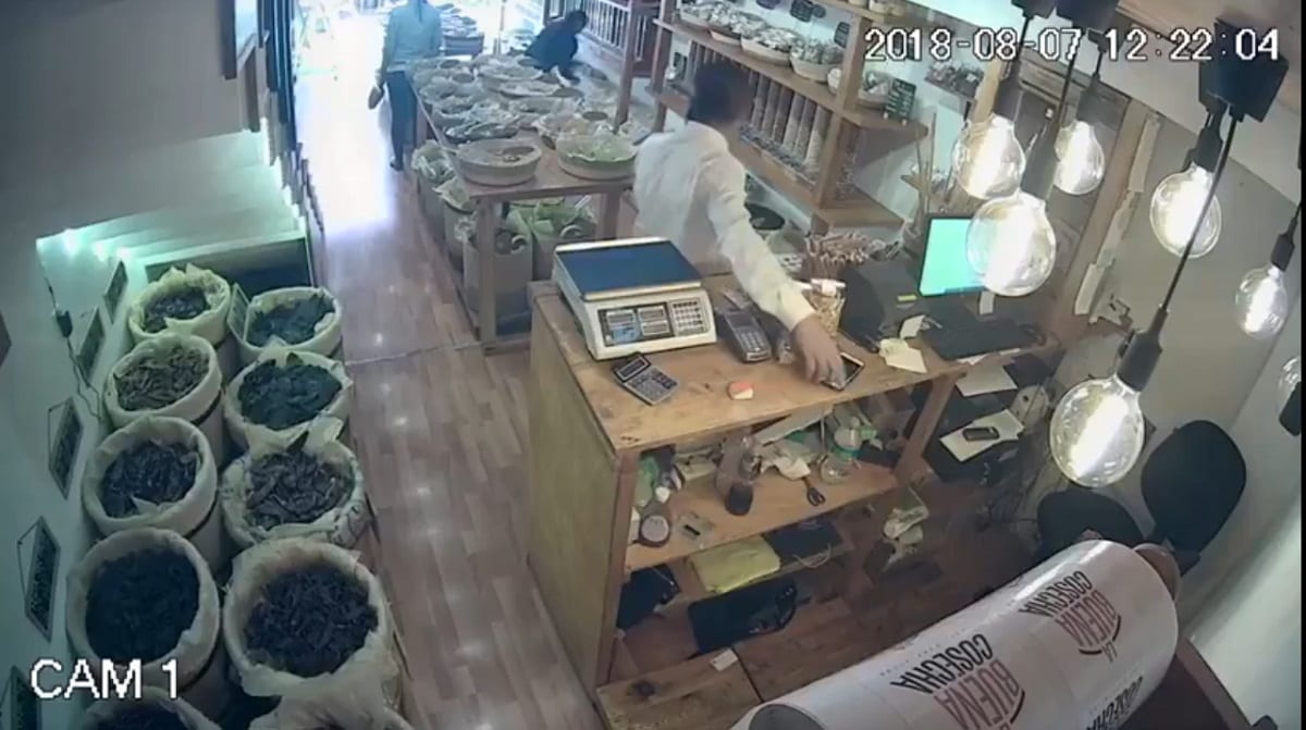 #LordLadrón: Diputado de Morena roba un celular en una tienda (VIDEO) 1 cel