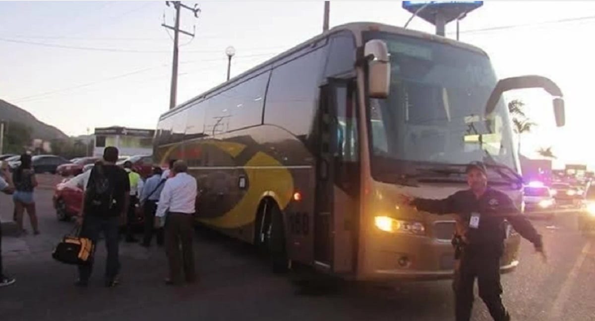 Denuncian presunto secuestro de un autobús en Sonora 2 detenidos 2