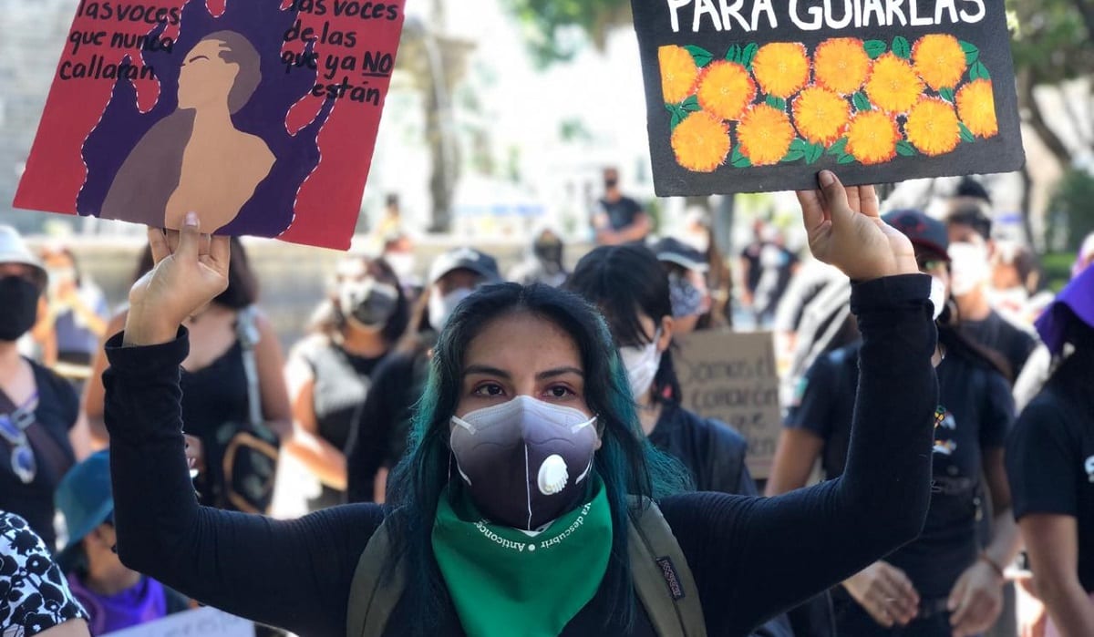FOTOS: Feministas colocan altar en el zócalo de Puebla en memoria a las víctimas de feminicidio 1 feministas