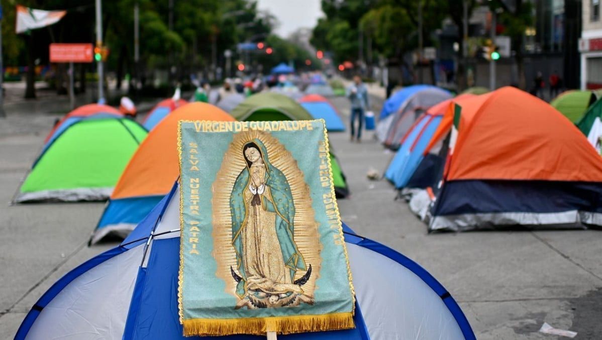 FRENAAA reza cuatro veces al día para que se vaya AMLO 1 frenaaa